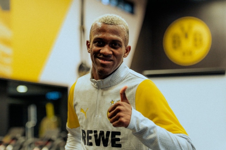 新援莱尔马访问多特主场观战对阵不莱梅，参加训练并测试体能