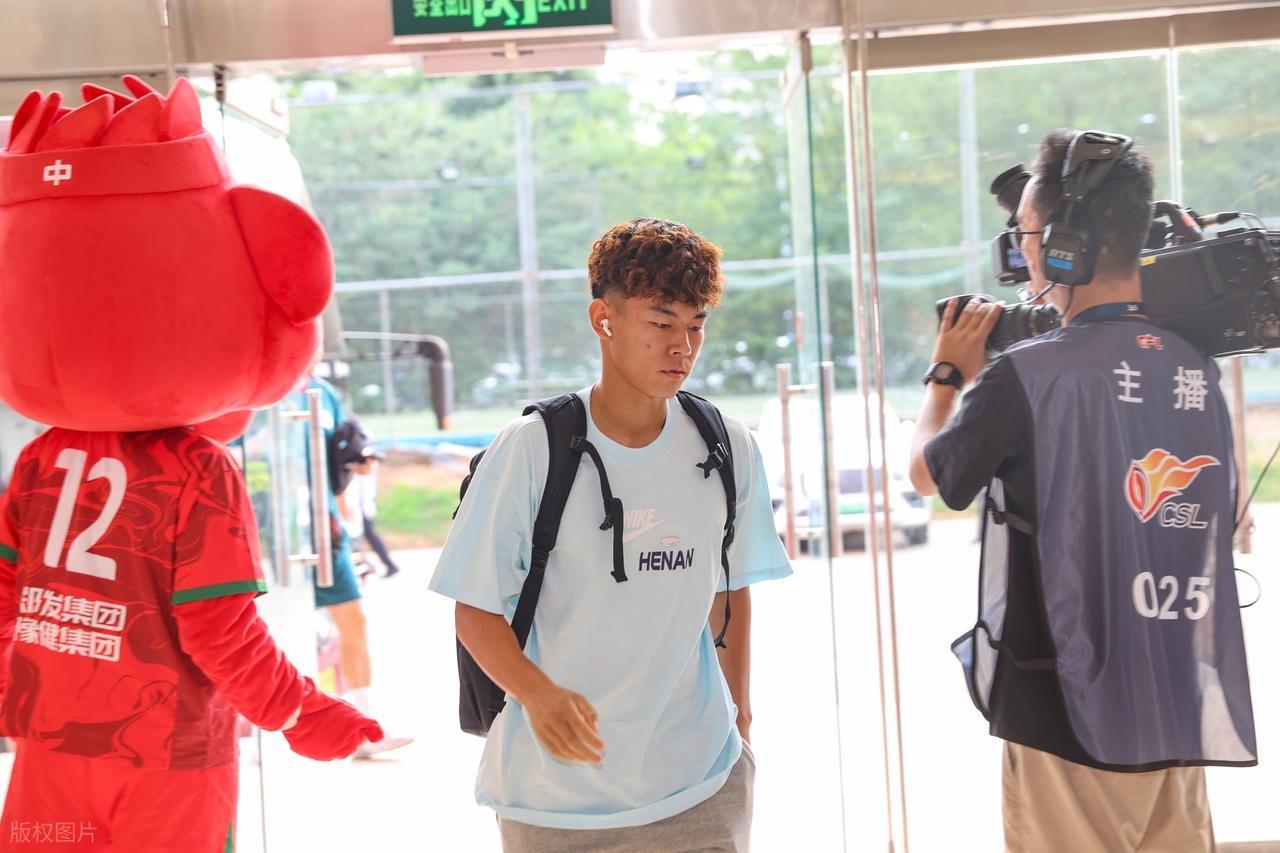 唏嘘！他曾是中国男足留洋新星，被视为武磊接班人，如今踢不上球