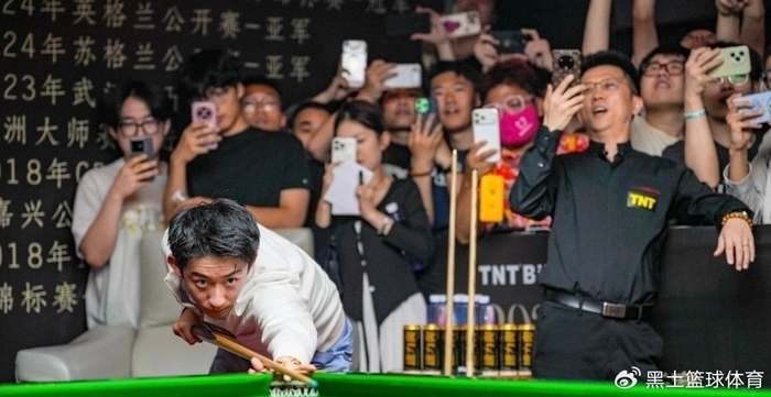 开云体育官网-吴宜泽被迫营业！深夜与球迷合影面无笑容 现场主持大喊：别碰他 别说|斯诺克世锦赛|肖恩·墨菲|世锦赛|墨菲|兰州_新浪体育_新浪新闻