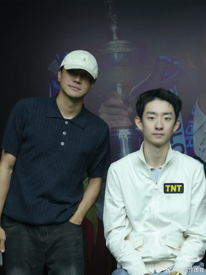 开云体育官网-吴宜泽被迫营业！深夜与球迷合影面无笑容 现场主持大喊：别碰他 别说|斯诺克世锦赛|肖恩·墨菲|世锦赛|墨菲|兰州_新浪体育_新浪新闻