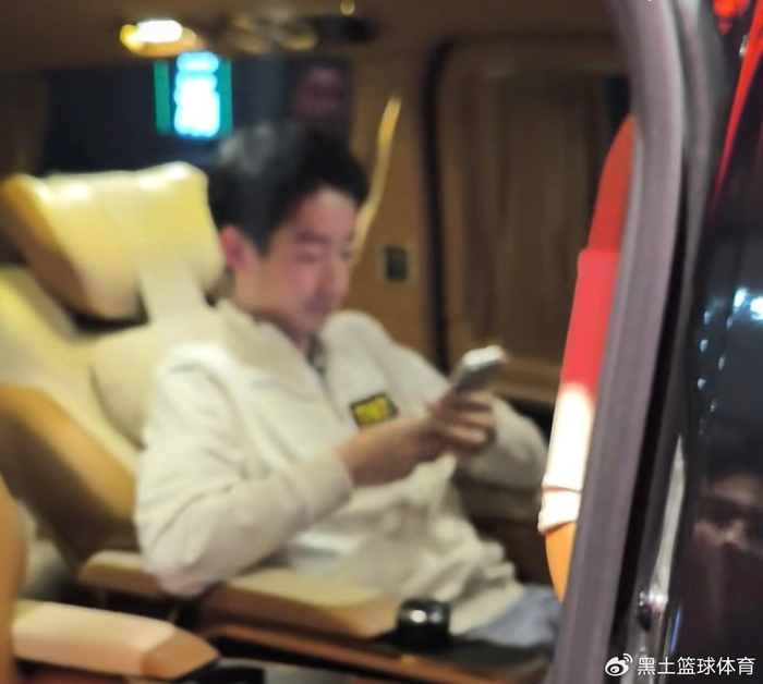 开云体育官网-吴宜泽被迫营业！深夜与球迷合影面无笑容 现场主持大喊：别碰他 别说|斯诺克世锦赛|肖恩·墨菲|世锦赛|墨菲|兰州_新浪体育_新浪新闻